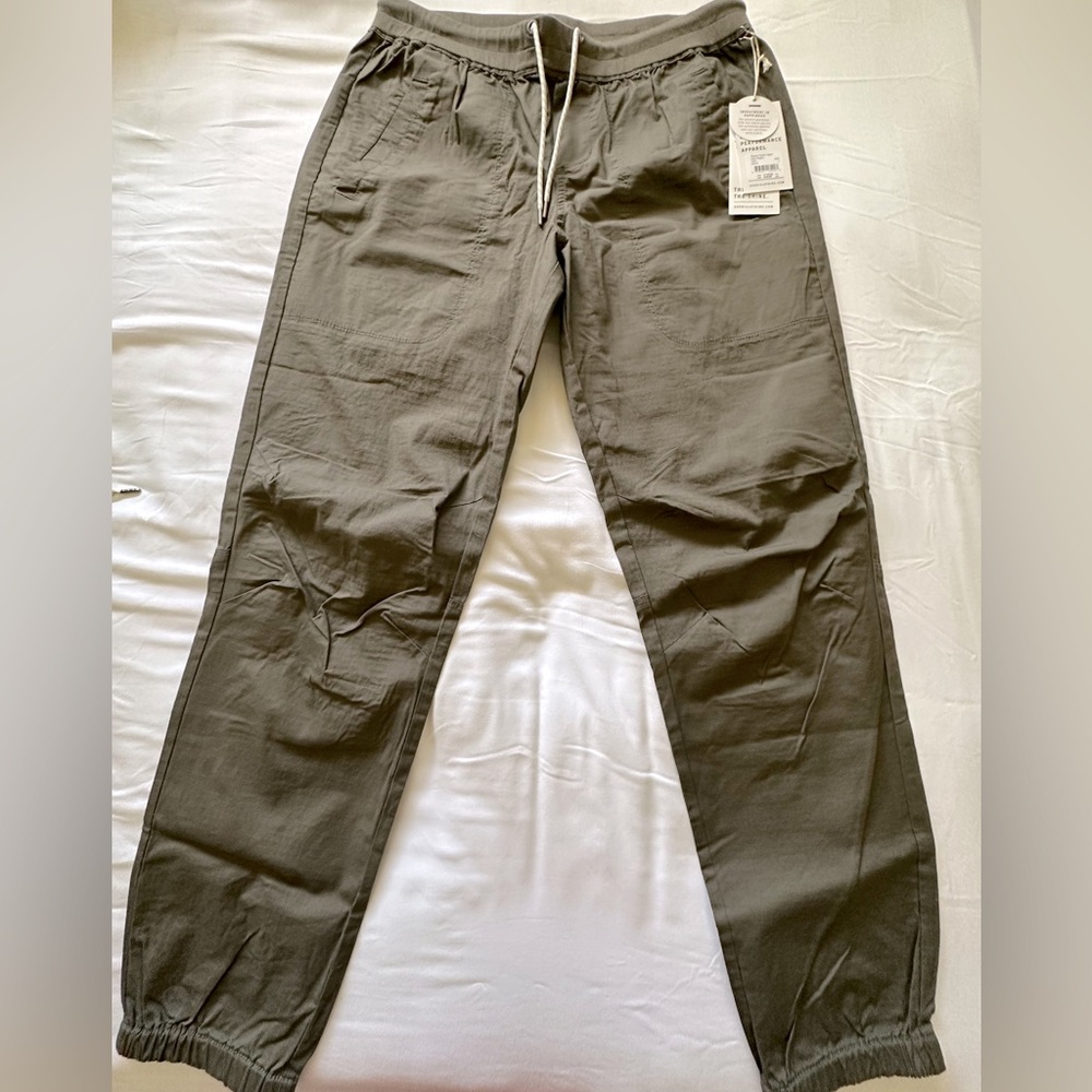 Men’s Vuori Ripstop Traveler Jogger. New With Tags. Size Large. Dark Oregano